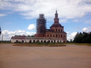 Реставрирующаяся церковь в Истобенске