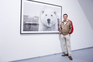 Фотография Дэвида Ярроу с медведем