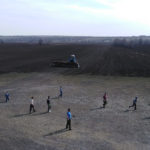 Игра в футбол рядом с общинным полем